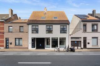 Langs de Nieuwpoortsesteenweg 298 bevindt zich dit instapklare handelspand van ca. 200 m², volledig vernieuwd in 2020 en afgewerkt in een...