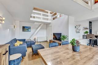 <p>Nabij het centrum van Ninove bevindt zich dit gezellige en charmante dakappartement. Winkels, scholen en openbaar vervoer bevinden zich op een boogscheut. Bovendien geniet het appartement van een uitstekende ligging nabij de belangrijkste verbindingswegen richting Aalst, Brussel en omliggende gemeenten.</p><p>Het appartement omvat een inkomhal, apart toilet, een gezellige living met eetplaats en salon, een keuken en een praktische berging/wasplaats, badkamer. Daarnaast beschikt men over een <strong>tweede private berging</strong>, gelegen aan de gemeenschappelijke hal.</p><p>Een absolute troef is de <strong>charmante mezzanine</strong>, die momenteel ingericht is als bureauruimte, maar eveneens perfect dienst kan doen als hobby-, lees- of polyvalente ruimte.</p><p>Extra troeven: Verwarming op accumulatie – Buitenschrijnwerk in hout en pvc met dubbele beglazing – Airconditioning aanwezig – <strong>GEEN RENOVATIEPLICHT</strong>.</p>