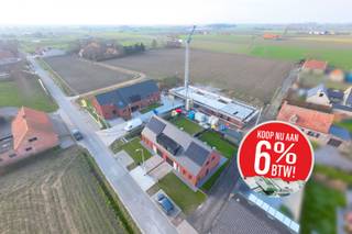 <span><span><span>Prachtig wonen in alle rust en toch dicht bij het centrum van Langemark-Poelkapelle en vlotte verbinding naar steden als Diksmuide, Ieper en Poperinge.<br />Nieuwbouwproject '<strong>De Mangelaar' </strong>is een <strong>unicum op de markt</strong>. De woningen zijn gerealiseerd door ontwikkelaar <strong>Leoliz</strong> </span></span></span><span><span><em>(Nieuwbouwontwikkelaar, die met heel wat ervaring in de bouw, zijn klanten graag persoonlijk begeleidt doorheen het bouwtraject)</em></span></span><span><span><span><span>.</span></span><br /><br /><span>In de ontwerpfase werd de nodige aandacht besteed aan <strong>het ruimtelijke gevoel </strong>in de woning en dit in combinatie met toepassing van energiezuinige technieken en duurzame materialen bekomen we zo een uniek aanbod binnen het nieuwbouwsegment. We kunnen u woningen aanbieden met maar liefst <strong>220m²</strong> aan bewoonbare oppervlakte en er is keuze uit aanbod met <strong>3 tot zelfs 5 ruime slaapkamers</strong>. Wagens krijgen plaats in een inpandige <strong>garage of een ruime carport </strong>gekoppeld aan de woning.</span><br /><br /><span>Er werd gekozen om de woningen af te werken met <strong>vloerverwarming (zowel beneden als boven)</strong>, koppeling met een warmtepomp behoort tot de mogelijkheden. Voor ventilatie werd gekozen voor <strong>systeem D</strong>, dus met warmterecuperatie. In het lastenboek merk je snel op dat de nodige aandacht is besteed om voor de afwerking van de woning te kiezen voor <strong>kwaliteit</strong>. De budgetten vooropgesteld voor badkamer, keuken en vloeren dekken ruim de noden en kunnen op heden nog volledig verder gepersonaliseerd worden.   </span><br /><br /><span>Het project 'De Mangelaar' zal in verschillende fases gebouwd worden, iedere fase gekenmerkt door een eigen opleveringsdatum.<br />Op heden zijn de werken gestart voor woning 1 en 2 (koppelwoningen langs de Mangelaarstraat).</span><br /><span>Het project zal vervolgens verder gerealiseerd worden met 2 rijwoningen en 4 halfopen bebouwingen met als kers op de taart <strong>één alleenstaande villa</strong> op een perceel van maar liefst <strong>726m²</strong>.</span><br /><br /><u><strong><span>Groen wonen:</span></strong></u><br /><span>De woningen zijn allen gebouwd volgens de <strong>BEN</strong>-normering, vanuit de vergunning dient een energielabel bekomen te worden lager dan E25. Dit betekent ook dat u een <strong>korting geniet van 50% op uw onroerende voorheffing gedurende de eerste 5 jaar.</strong> In samenspraak met de bouwheer kan echter ook een volledige vrijstelling bekomen worden, mits enkele extra aanpassingen bovenop de standaard (extra zonnepanelen,…).</span><br /><br /><strong><u>Troeven van deze woning:</u></strong></span></span>
<ul>
	<li><span><span><span><span><span><span><span><span><span><span><span><span>Woningen met 5 <strong>ruime</strong> slaapkamers (één slaapkamer op het gelijkvloers);</span></span></span></span></span></span></span></span></span></span></span></span></li>
	<li><span><span><span><span><span><span><span><span><span><span><span><span>Uniek<strong> </strong>perceel met <strong>panoramische verzichten</strong>;</span></span></span></span></span></span></span></span></span></span></span></span></li>
	<li><span><span><span><span><span><span><span><span><span><span><span><span>Zolder als extra bergruimte te gebruiken;</span></span></span></span></span></span></span></span></span></span></span></span></li>
	<li><span><span>Woonkamer beschikt over een open vide tot op eerste verdiep; </span></span></li>
	<li><span><span><span><span><span><span><span><span><span><span><span><span>Vloerverwarming (beneden en boven);</span></span></span></span></span></span></span></span></span></span></span></span></li>
	<li><span><span><span><span><span><span><span><span><span><span><span><span>Ventilatiesysteem D;</span></span></span></span></span></span></span></span></span></span></span></span></li>
	<li><span><span><span>Zonnepanelen;</span></span></span></li>
	<li><span><span><span>Regenwaterput (7.000 tot 10.000L);</span></span></span></li>
	<li><span><span><span><span><span><span><span><span><span><span><span><span>Ruime berging gekoppeld aan carport en tuin;</span></span></span></span></span></span></span></span></span></span></span></span></li>
	<li><span><span><span><span><span><span><span><span><span><span><span><strong>Avondzon in de tuin</strong>;</span></span></span></span></span></span></span></span></span></span></span></li>
	<li><span><span><span>Ruime carport voor 2 wagens + oprit;</span></span></span></li>
	<li><span><span><span>Terras en tuinafsluiting inbegrepen in prijs;</span></span></span></li>
</ul>
<span><span><span>Op heden vrije keuze in de materialen, afwerking op maat.</span></span></span><br /><br /><strong>WENS JE EEN BROCHURE VAN DIT PROJECT TE BEKOMEN? </strong>(incl. alle verkoopplannen, lastenboek en totaalprijs), neem dan snel contact op met één van onze makelaars. <br /><br /><span><span><span>Deze energiezuinige nieuwbouwwoningen zijn ook uiterst geschikt als <strong>opbrengsteigendom. </strong></span><br /><br /><span><em>De oplevering van deze nieuwbouwwoningen zal gebeuren in verschillende fases.</em><br /><em>Eerste fase oplevering voorzien midden/najaar 2024. </em></span></span></span>