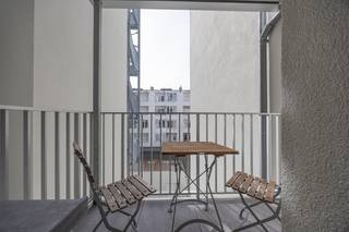 <strong>Gezellig 2-slaapkamer appartement op de zeedijk van Oostende</strong><br /><br />- Topligging aan de zeedijk<br />- Lichtrijke leefruimte met open keuken<br />- 2 volwaardige slaapkamers<br />- Badkamer met douche<br />- Aparte berging<br />- Privatieve kelder inbegrepen<br />- Terras aanwezig<br /><br />Het dak en beide gevels werden recent volledig gerenoveerd en geïsoleerd. <br /><br />Ideaal als vaste woonst of tweede verblijf aan zee!