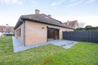 Bent u op zoek naar een woning met ruimte op de locatie van uw dromen? Dan bent u hier aan het einde van uw zoektocht!Deze halfopen villa beschikt...