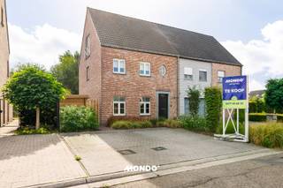 Moderne, ruime en instapklare woning te koop in een nieuwe, rustige en kindvriendelijke verkaveling. De woning is ideaal gelegen met winkels, scholen en openbaar vervoer vlakbij. Dankzij de uitstekende verbindingsmogelijkheden bevinden de A12 en N16 zich op slechts 1 km. Ook de toekomstige rechtstreekse tramverbinding naar Brussel bevindt zich op wandelafstand.<br /><br />De woning beschikt over een ruime en lichtrijke leefruimte die aansluit op de recente, open keuken, volledig uitgerust met toestellen. Aansluitend bevindt zich een praktische berging met aansluiting voor de wasmachine.<br /><br />Via de leefruimte heeft u toegang tot de volledig aangelegde tuin met meerdere terrassen en een zwembad, ideaal om tijdens de zomermaanden heerlijk te genieten en te ontspannen.<br /><br />Verder beschikt de woning over 4 volledig afgewerkte slaapkamers, een badkamer met zowel een inloopdouche als een ligbad en 2 aparte toiletten.<br /><br />De woning is bovendien zeer energiezuinig met een EPC-score van 74 en is voorzien van zonnepanelen en airconditioning.<br /><br />Een prachtige instapklare gezinswoning die ruimte, comfort, energiezuinigheid en een uitstekende ligging perfect combineert.