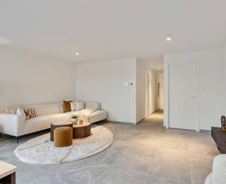 <p><strong>Laatste kans op een nieuwbouw appartement in Residentie Halon, Halen!<br /></strong>Droomt u van modern en energiezuinig wonen op een toplocatie in Halen? We Invest Demervallei biedt u de unieke kans om eigenaar te worden van een van de laatste 2-slaapkamerappartementen in Residentie Halon, een stijlvol nieuwbouwproject op de hoek van de Singellaan en de Staatsbaan!</p>
<p><strong>Wat maakt Residentie Halon zo bijzonder?</strong></p>
<ul>
<li><strong>Duurzaam wooncomfort:</strong> Geniet van hedendaagse architectuur, kwalitatieve afwerking en een energiezuinig karakter (E-peil 20).</li>
<li><strong>Ideale locatie:</strong> Residentie Halon bevindt zich op wandelafstand van het gezellige centrum van Halen met winkels, horeca, een basisschool en openbaar vervoer.</li>
<li><strong>Vlotte bereikbaarheid:</strong> Dankzij de nabijheid van de E314 bent u snel in Aarschot, Leuven, Hasselt en andere omliggende steden.</li>
<li><strong>Groene omgeving:</strong> Halen is een stad waar u heerlijk kunt wandelen en fietsen, langs fruitboomgaarden en historische locaties.</li>
</ul>
<p><strong>De appartementen:</strong></p>
<p>De laatste beschikbare 2/3-slaapkamerappartementen bieden u:</p>
<ul>
<li>Een ruime leefruimte met open keuken, perfect om te ontspannen en te genieten.</li>
<li>Een praktische berging, een moderne badkamer en een apart toilet.</li>
<li>Twee/drie comfortabele slaapkamers, ideaal voor een gezin of gasten.</li>
<li>Een heerlijk terras, waar u kunt genieten van de zon en het uitzicht.</li>
<li>Vrije keuze in de afwerking van de keuken en de badkamer, zodat u uw eigen stempel kunt drukken.</li>
<li>Energiezuinige voorzieningen, zoals een warmtepomp met vloerverwarming en zonnepanelen.</li>
<li>Veel lichtinval dankzij de grote ramen met aluminium profielen.</li>
</ul>
<p><strong>Nog 3 appartementen beschikbaar:</strong></p>
<ul>
<li>Appartement A19 (3de verdieping): 94 m² bruto-oppervlakte en een terras van 9 m².</li>
<li>Appartement B2 (gelijkvloers met 2 slaapkamers): 99 m² bruto-oppervlakte en een terras van 12 m².</li>
<li>Appartement A5 (gelijkvloers met 3 slaapkamers): 121 m² bruto-oppervlakte en twee terrassen van 12 m²+16,52 m²</li>
</ul>
<p><strong>Prijs: </strong>Vanaf € 282.300 (exclusief kosten). Het grondaandeel wordt verkocht onder registratierechten (12%) en de constructie onder btw (21%).<br /><br /><strong>We Invest Demervallei: Uw lokale partner in Halen!<br /></strong>Spreekt Residentie Halon u aan? Neem dan vandaag nog contact op met We Invest voor meer informatie, een bezoek ter plaatse of een vrijblijvend gesprek!</p>
<p><strong>Extra informatie:</strong></p>
<ul>
<li>Geen risicozone voor overstromingen (P- en G-score: A).</li>
<li>In de ondergrondse kelderverdieping vindt u parkeerplaatsen, privatieve bergingen en een fietsenstalling.</li>
</ul>