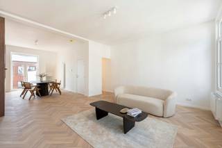 Gelegen in een rustige straat vlakbij het bruisende centrum van Antwerpen, vindt u dit prachtig gerenoveerde duplex-appartement in een...