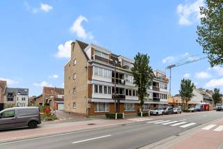 Instapklaar en volledig gerenoveerd 2-slaapkamerappartement met 2 terrassen in Nieuwpoort-Stad.<br /><br />Of u nu zoekt naar een eigen woonst, een tweede verblijf of een investering: dit gerenoveerde appartement heeft heel wat te bieden.<br /><br />Het appartement bevindt zich op de tweede verdieping en heeft de volgende indeling:<br />Ruime inkomhal met apart gastentoilet en toegang tot de leefruimte met open keuken. Vanuit de hal bereikt u tevens de twee slaapkamers en de badkamer. Het appartement beschikt over een terras aan zowel de voor- als achterzijde.<br /><br />Enkele troeven:<br /><br />- Goede bereikbaarheid;<br />- Gunstig EPC;<br />- Volledig gerenoveerd.<br /><br />Meer informatie of een afspraak? Contacteer ons!