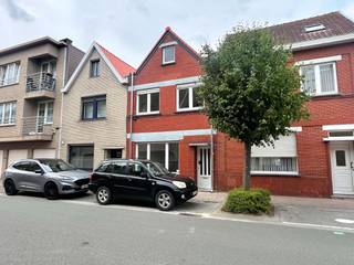 Deze centraal gelegen en gerenoveerde rijwoning in Heist-aan-Zee biedt verassend veel ruimte en licht. Ideaal voor wie op zoek is naar een...