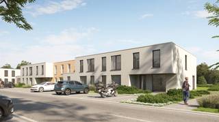 Deze hedendaagse gesloten woning heeft 3 slaapkamers, ideaal voor wie comfortabel en zorgeloos wil wonen.
Je woont in ’t Cleygoed, een verkeersluw parkdomein waar ruimte en stilte centraal staan, op fietsafstand van de kust.
De woning wordt volledig afgewerkt opgeleverd en laat je toe om zelf materialen en afwerking te kiezen volgens het voorziene budget in ons lastenboek.
Met warmtepomp, vloerverwarming en zonnepanelen geniet je van een energiezuinige woning met een E peil van 10 en ben je helemaal klaar voor de toekomst.
Wil je graag meer weten over deze woning? Contacteer onze nieuwbouwadviseur of download de projectbrochure.