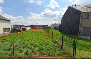 <p><span>Perceel bouwgrond voor halfopen bebouwing in Haaltert</span></p><p><span> </span></p><p><span>Op zoek naar een ideale plek om jouw droomhuis te bouwen? Gevonden! </span></p><p><span>Dit perceel bouwgrond biedt alles wat je nodig hebt.</span></p><ul><li><span>Een oppervlakte van 549m² die voldoende ruimte biedt voor een halfopen bebouwing</span></li><li><span>Ideaal voor een ruime woning met een mooie tuin</span></li><li><span>Uitstekend gelegen in een rustige en groene omgeving</span></li><li><span>Vlotte toegang tot alle nodige voorzieningen zoals scholen, winkels en openbaar vervoer</span></li></ul><p><span>Jij kiest!</span></p><p><span>Laat ons jouw droomhuis realiseren! Jij bepaalt de indeling, materialen en kleuren, zodat de woning perfect aansluit bij jouw wensen. We zetten in op duurzaamheid en energiezuinigheid, zodat jouw woning klaar is voor de toekomst. </span></p><p><span> </span></p><ul><li><span>Energiezuinig</span><span>: PVC ramen met driedubbel glas, lucht-water warmtepomp en zonnepanelen</span></li><li><span>Moderne afwerking:</span><span> strakke architectuur, open indeling, ruime slaapkamers en volledig betegelde badkamer</span></li><li><span>Comfort:</span><span> dankzij de vloerverwarming en koeling geniet je het hele jaar door van een aangenaam binnenklimaat </span></li></ul><p><span>Kortom, deze halfopen bebouwing in Haaltert combineert de charme van een rustige woonomgeving met de voordelen van een uitstekende ligging en hoogwaardige afwerking.</span></p><p><span>Laat jouw droomhuis werkelijkheid worden!</span></p><p><span> </span></p><p><span>Neem contact op met Dries via <span>Dries@Immosafe.be</span></span><span> of bel naar 0497/92.15.24.</span></p><p><span> </span></p><p><span> </span></p><p><span> </span></p>