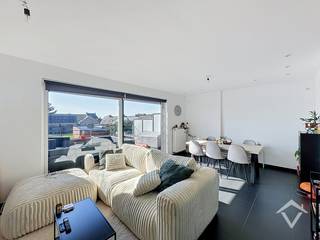 Dit instapklaar appartement is gelegen op de eerste verdieping van deze kleinschalige residentie. Centrale ligging te Koekelare (De Mokker) met alle mogelijkheden van openbaar vervoer en winkels zoals bakkerij/beenhouwerij/apotheek/. <br /><br />Indeling van het appartement: <br />Inkomhal - woonkamer met open keuken - berging - 2 slaapkamers - gastentoilet - badkamer voorzien van lavabomeubel, bad, douche. <br /><br />Het appartement beschikt over een groot zonneterras van 20m². <br /><br />Beschikbaar vanaf 1/01/2027. Huurprijs 675 €/mnd (syndickosten inbegrepen) <br /><br />Wenst u een bezoek ter plaatse? Contacteer ons via www.vastgoedsinnaeve.be