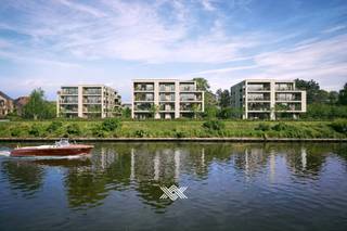 Dit ruime éénslaapkamerappartement met een oppervlakte van 90 m² is gelegen op het gelijkvloers verdiep van gebouw B. Het appartement beschikt over een inkomhal met plaats voor een vestiairekast, een afzonderlijk toilet, een lichtrijke woonkamer met grote raampartijen, een open keuken en technische berging, een volwaardige slaapkamer en een badkamer uitgerust met een inloopdouche en dubbele wastafel. Bijkomend biedt dit appartement een terras van 18 m² en een tuin van 13,67 m², beiden met een mooie zuidelijke oriëntatie. <br /><br />Dit appartement is gelegen in residentie Waterkant, een exclusief nieuwbouwproject in Gavere, gelegen op een boogscheut van de kerk langs de oevers van de Schelde. Het project bestaat uit ruime, lichtrijke appartementen die volledig naar eigen stijl kunnen worden afgewerkt, waardoor u uw persoonlijke woonwensen volledig kunt realiseren.<br /><br />De appartementen zijn uitgerust met warmtepompen, vloerverwarming en een ventilatiesysteem D, wat zorgt voor een energiezuinig, gezond en comfortabel binnenklimaat en een Epeil van max 10 (vrijstelling onroerende voorheffing eerste 5 jaar). De indeling van de units en de ligging van de terrassen zijn zo ontworpen dat u maximaal kan profiteren van natuurlijk licht en de beschikbare ruimte. Sommige appartementen bieden een schitterend uitzicht over het water, terwijl andere units genieten van een rustige binnentuin, waardoor zowel buiten- als binnenbeleving optimaal wordt geïntegreerd in uw woonervaring.<br /><br />Voor het dagelijkse gemak is er een ondergrondse parking voorzien voor alle bewoners, zodat parkeren veilig, vlot en comfortabel verloopt. Extra bergruimte en fietsenstallingen zijn eveneens beschikbaar.<br />De ligging van Waterkant biedt een unieke combinatie van rust en bereikbaarheid. Alles wat u nodig heeft voor het dagelijkse leven, van winkels tot horeca, bevindt zich op korte afstand. Voor ontspanning en recreatie liggen de wandel- en fietsroutes langs de Schelde praktisch voor de deur.<br /><br />De Kasteeldreef, waar Waterkant gelegen is, biedt bovendien een uitstekende mobiliteit. Het aanbod aan openbaar vervoer verbindt Gavere met omliggende steden en dorpen, terwijl de nabijheid van hoofdwegen een snelle toegang naar Gent, Oudenaarde en andere centra mogelijk maakt. Voor wie de fiets of te voet verkiest, zijn er in de omgeving tal van routes die zowel recreatief als praktisch gebruikt kunnen worden. Zo combineert de locatie een rustige woonomgeving met een vlotte bereikbaarheid, zonder afhankelijk te zijn van de auto voor dagelijkse verplaatsingen.<br /><br />Verlaagd btw-tarief van 6% mogelijk op de volledige constructiewaarde, nu ook voor investeerders.<br /><br />Benieuwd naar het aanbod in dit project? Plan dan uw vrijblijvende afspraak in via guillian@landbergh.be of 09 278 78 79