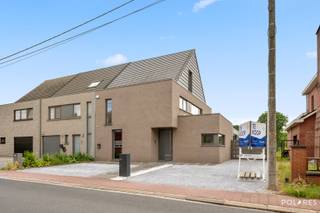 Kijkdag 5 juli - reserveer uw tijdslot via www.polares.eu<br /><br />Welkom in deze uitzonderlijk ruime gezinswoning, waar modern wooncomfort, energiezuinigheid en pure levenskwaliteit perfect samenkomen. Met een uitstekend EPC-label A geniet u hier niet alleen van een stijlvolle woning, maar ook van een slimme investering in de toekomst. Lage energiekosten, hoog wooncomfort én duurzaam wonen staan hier centraal.<br /><br />Deze instapklare woning verrast meteen met haar hedendaagse architectuur, royale volumes en warme, moderne afwerking. De lichtrijke leefruimte sluit naadloos aan op de opvallende keuken met unieke Ferrari-rode keukenwand — een echte eyecatcher die karakter en klasse toevoegt aan het interieur.<br /><br />Met maar liefst 4 volwaardige slaapkamers en 2 moderne badkamers biedt deze woning vandaag al uitzonderlijk veel ruimte voor grote gezinnen, thuiswerk of hobby’s. Bovendien werd het gelijkvloers doordacht ontworpen met het oog op de toekomst: de indeling laat perfect toe om eenvoudig een extra slaapkamer op het gelijkvloers te creëren. Ideaal voor wie levenslang comfortabel wil wonen, een praktijkruimte wenst of extra flexibiliteit zoekt voor de toekomst. Een woning die dus verder gaat dan eender welke klassieke gezinswoning.<br /><br />Dankzij de aanwezige airconditioning geniet u bovendien het hele jaar door van een aangenaam binnenklimaat — heerlijk koel tijdens warme zomerdagen en een extra troef voor optimaal wooncomfort.<br /><br />Buiten wacht een waar privéparadijs. Op een perceel van maar liefst 2.117 m² geniet u van rust, groen en eindeloze mogelijkheden. De prachtig aangelegde tuin vormt een oase van ontspanning waar u volledig tot rust komt in uw eigen stukje natuur. Kinderen leven zich uit op de ingewerkte trampoline terwijl vrienden en familie samenkomen voor een ontspannen wedstrijdje petanque op de eigen petanquebaan.<br /><br />Het ruime terras vormt de perfecte setting voor lange zomeravonden, gezellige diners en sfeervolle BBQ’s met zicht op het groen.<br /><br />Een extra troef is de aparte garage, die vandaag ingericht is als gezellige “man cave”. Dankzij de vele parkeerplaatsen voor en langs de woning blijft deze ruimte volledig beschikbaar als hobbyruimte, ontspanningsplek, atelier of extra opslag.<br /><br />Een unieke woning waar energiezuinigheid, comfort, toekomstgericht wonen en pure beleving moeiteloos samenkomen — klaar om jarenlang nieuwe herinneringen te creëren.<br /><br />Grondplannen kan u vinden via www.polares.eu