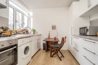 <p><span>Gezellig en volledig gerenoveerd duplexappartement op de 1ste en 2de verdieping van een charmante woning (zonder terras).</span></p><p><span>Op de eerste verdieping vind je een lichtrijke leefruimte met aansluitend een eetplaats en een moderne keuken, volledig uitgerust met toestellen. Verder is er nog een apart toilet en een handige berging.</span></p><p><span>De tweede verdieping bestaat uit een slaapkamer, een extra kamer die perfect kan dienen als bureau of dressing, een berging met aansluiting voor de wasmachine en een compacte badkamer met ligbad en lavabo.</span></p><p><span>Het appartement heeft individuele verwarming en er zijn geen extra gemeenschappelijke kosten.</span></p><p><span>Rustig gelegen, op wandel- en fietsafstand van de stad en vlakbij openbaar vervoer. De combinatie van houten vloeren, sierhaarden en moderne afwerking zorgt voor een warme en gezellige uitstraling.</span></p>