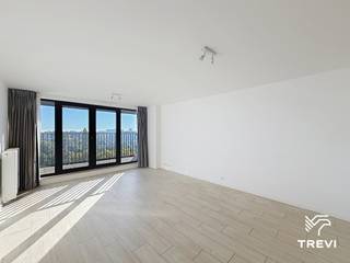 <p><span>EVERE: Vlak bij de NAVO en alle voorzieningen, mooi appartement met 1 slaapkamer van ±62 m² op de 7e verdieping met lift, bestaande uit: hal, badkamer met wasmachine en droger, toilet, slaapkamer van ±15 m², woonkamer van ±25 m², ingerichte keuken (oven, kookplaat, afzuigkap, koelkast, diepvriezer en vaatwasser), terras op het oosten, kelder nr. 31 en parkeerplaats nr. 66 inbegrepen. Kosten: Vast bedrag van 100 €/maand inclusief gemeenschappelijke kosten. 100 €/jaar voor de aansprakelijkheidsverzekering, 50 € eenmalige verhuiskosten, warm water en verwarming via HMS+. EPC B-. Onmiddellijk beschikbaar.</span></p>
<p><span> </span></p>
<p><u><span>Op de 7e verdieping, bereikbaar met de lift:</span></u></p>
<p><span> </span></p>
<ul>
<li><span>Entreehal</span></li>
<li><span>Badkamer met wasmachine en droger</span></li>
<li><span>Toilet</span></li>
<li><span>Slaapkamer ±15 m²</span></li>
<li><span>Woonkamer ±25m²</span></li>
<li><span>Ingerichte keuken (oven, kookplaat, afzuigkap, koelkast, vriezer en vaatwasser)</span></li>
<li><span>Terras op het oosten</span></li>
</ul>
<p><span>Kelder nr. 31 en parkeerplaats nr. 66 inbegrepen.</span></p>