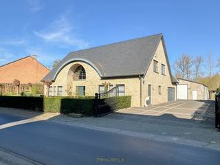 MULTIFUNCTIONELE, RUIME VILLA met een <strong>MAGAZIJN VAN 200M²</strong> en een prachtige tuin met <strong>ACHTERLIGGENDE WEIDE</strong> is gelegen op een uitgestrekt perceel in het hart van de Vlaamse Ardennen, vlakbij de N8. De woning heeft een <strong>BEWOONBARE OPPERVLAKTE VAN 305M²</strong> en beschikt over <strong>VIER SLAAPKAMERS</strong>, ingerichte keuken, badkamer, <strong>BUREAU</strong>, mooie leefruimtes, berging met doucheruimte en een <strong>DUBBELE GARAGE</strong>. Dankzij <strong>48 ZONNEPANELEN</strong> en <strong>VIER REGENPUTTEN</strong>, is het huis erg zelfvoorzienend. Het magazijn is ideaal voor <strong>OPSLAG</strong> of het uitoefenen van een <strong>ZELFSTANDIGE ACTIVITEIT</strong>. Buiten geniet je van een zonnige tuin, een weide en <strong>RUIME PARKEERGELEGENHEID</strong> op eigen terrein. Deze woning biedt <strong>TAL VAN MOGELIJKHEDEN</strong> voor wie wonen en werken wil combineren. Bovendien is er <strong>MOGELIJKHEID</strong> tot <strong>AANKOOP VAN EEN AANPALEND STUK BOUWGROND</strong>, wat deze eigendom nog aantrekkelijker maakt als investering of <strong>UITBREIDING</strong>. De ligging is rustig maar <strong>STRATEGISCH</strong>, met <strong>VLOTTE BEREIKBAARHEID</strong> naar steden als Brakel, Oudenaarde en Geraardsbergen.<br /><br />Deze eigendom is perfect voor gezinnen, ondernemers of <strong>PAARDENLIEFHEBBERS</strong> die op zoek zijn naar ruimte en veelzijdigheid.<br /><br />Adres: Haeyershoek 42 te Brakel<br /><br />Geen renovatieplicht; P-score: D, G-score: A