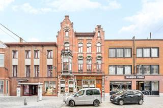 Te koop: opbrengsteigendom bestaande uit een handelsruimte en 2 appartementenOp een uitstekende centrale ligging, vlak bij het station, winkels, scholen en het stadscentrum, bevindt zich deze veelzijdige opbrengsteigendom. De eigendom bestaat uit een handelsruimte en twee appartementen. Wat maakt dit pand uniek?Het gelijkvloers omvat een commerciële handelsruimte op een zichtlocatie in de winkelstraat. De zaak is momenteel ingericht als juwelierszaak en beschikt over onder andere een alarmsysteem, beveiligde rolluiken en airconditioning.Daarnaast omvat de eigendom twee appartementen, elk voorzien van een woonkamer, kitchenette, één slaapkamer en een badkamer. Het pand beschikt bovendien over een ruime gemeenschappelijke zolder, die extra opslagmogelijkheden biedt.Voor wie is dit ideaal?Ideaal voor investeerders die op zoek zijn naar een rendabele opbrengsteigendom met een onmiddellijke huuropbrengst, maar ook voor zelfstandigen die wonen en werken op één locatie willen combineren.Te koop via Immo Beguin, jouw vastgoedexpert sinds 2009, met kantoren in Ronse, Waregem, Kortrijk, Deinze, Doornik en Lessines.Meer info of bezoek aanvragen via: 0490 19 65 07 of aurelie@immobeguin.be.