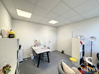 Kantoor te huur (onmiddellijk vrij) met een oppervlakte van 14m². Deze ruimtes zijn gelegen vlakbij het centrum van Zomergem en beschikken over...