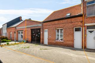 Deze gerenoveerde gezinswoning combineert comfort, ruimte en een uitstekende ligging. Gelegen langs de verbindingsweg tussen Turnhout en Ravels/Weelde, geniet de woning van een vlotte bereikbaarheid naar de Ring en de autostrade. Winkels, scholen en openbaar vervoer bevinden zich bovendien op wandelafstand. Bij het binnenkomen wordt u verwelkomd in de ruime leefruimte, waar grote raampartijen zorgen voor een aangename en natuurlijke lichtinval. Aansluitend bevindt zich de volledig geïnstalleerde keuken, voorzien van een praktische dakkoepel die voor extra licht en een aangename sfeer zorgt. Verder beschikt de gelijkvloerse verdieping over een badkamer, een apart gastentoilet, een overdekte veranda en een handige zij-ingang aan de linkerzijde van de woning. Op de eerste verdieping bevinden zich drie volwaardige slaapkamers, waaronder een ruime master-bedroom. Hierdoor biedt de woning alle ruimte en comfort voor een gezin. Een absolute troef is de grote tuin van maar liefst 865 m², waar u volop kan genieten van rust en privacy. Daarnaast beschikt de woning aan de linkerzijde over een ruime werkplaats met rechtstreekse toegang tot de tuin. Deze veelzijdige ruimte biedt tal van mogelijkheden en kan volledig naar eigen wens worden ingevuld.