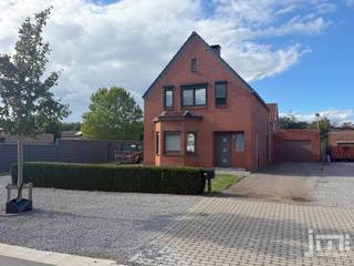 Deze goed onderhouden open bebouwing combineert een comfortabel ruimtegevoel met een groot perceeloppervlak van 952 m². Dankzij de functionele indeling, drie slaapkamers (één momenteel als dressing ingericht) en een "asbestveilig" attest biedt deze woning een uitstekende en betrouwbare basis.<br /><br />Indeling:<br />Via de inkomhal met trap naar de verdieping betreedt u het gelijkvloers. Aan de voorzijde bevindt zich de multifunctionele voorkamer, met een karakteristieke erker, die door de grote raampartijen geniet van veel natuurlijk lichtinval en perfect kan worden ingericht als bureau, aparte speelhoek of als gelijkvloerse slaapkamer. Via een glazen schuifdeur is er verbinding met de achterliggende, centrale zithoek waar de inbouwcassette voor een gezellige warmte zorgt. Aansluitend bevindt zich de leefkeuken die meer dan voldoende ruimte biedt voor een grote eettafel. Vanuit de keuken is er direct zicht op en toegang tot het terras en de tuin. De badkamer is praktisch ingericht met een ligbad met douchecombinatie, een wastafelmeubel en de nodige voorzieningen voor wasmachine en droogkast. De berging, het toilet en de ruime garage maken het gelijkvloers compleet<br /><br />Op de eerste verdieping geeft de nachthal met een onderhoudsvriendelijke laminaatvloer toegang tot drie slaapkamers. De master bedroom beschikt over een grote, ingebouwde kastenwand die slim is ingewerkt onder de dakschuinte. De overige twee kamers doen momenteel dienst als kinderkamer en dressing/sportruimte. Op de verdieping bevindt zich een tweede toilet. Via een zolderluik in de nachthal is de stockagezolder bereikbaar. Tot slot beschikt de woning over een kleine voorraadkelder.<br /><br />Buitenruimte:<br />De achtertuin is volledig omheind en is voornamelijk ingericht met een groot gazon met achteraan hondenrennen. Aansluitend aan de achterbouw bevindt zich een verhard terras. De brede kiezeloprit aan de rechterzijde leidt naar de vrijstaande, garage en garandeert ruime parkeergelegenheid op eigen terrein.<br /><br /><span><em>*De vermelde oppervlaktes zijn indicatief. JM Vastgoed kan niet verantwoordelijk gesteld worden voor de juistheid van de verstrekte gegevens.</em></span>