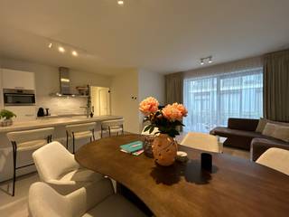 Luxueus BEN-nieuwbouwappartement (Bruto 82m²), gelegen in het centrum van Haacht. Perfect voor wie rustig wil wonen op enkele stappen van winkels en andere voorzieningen.<br /><br />Het appartement is gelegen op het gelijkvloers van nieuwbouwresidentie ’t Brouwerskwartier en beschikt over 2 slaapkamers, een lichtrijke woonkamer met open keuken en terras, badkamer met inloopdouche, WC, berging en een ruime, ondergrondse autostaanplaats (15m²). <br />Oriëntatie terras: noorden. <br />Stijlvolle gordijnen en verlichting in elke ruimte zorgen voor een warm, instapklaar geheel. (Inbegrepen.)<br />Het complex is voorzien van een zuidgerichte gemeenschappelijke tuin, fietsenberging en lift.<br /><br />Dit duurzame BEN-appartement beschikt over alle nieuwste technieken: ventilatiesysteem Type-D, vloerverwarming, zonnepanelen, warmtepomp,… Goed voor het milieu én jouw portemonnee! EPC-score 9 (Label A).<br /><br />Huurprijs: € 1.095 p.m. Prov. gem. kosten: € 100 p.m. HWB: 3 mnd. Huurcontract: 1 jaar, overgaand naar 3-6-9 jaar. Beschikbaar vanaf 01 februari 2026. Plaatsbeschrijving op gemeenschappelijke kosten (50/50).<br />Een instapklaar, energiezuinig appartement met alle voorzieningen binnen handbereik!<br /><br />Vriendelijk verzoek om aanvragen voor bezoek enkel via mail mét vermelding telefoonnummer, te richten aan info@dekrem.be.<br />Voor meer informatie: raadpleeg onze website: www.dekrem.be.