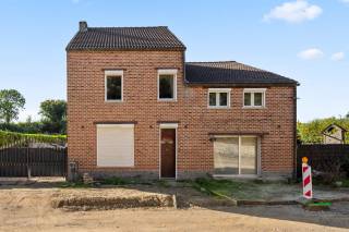 Op een rustige en landelijke locatie in Hoegaarden bevindt zich deze verder te renoveren woning (verdiep 1 en 2 zijn reeds gerenoveerd) met een bijzonder ruime hangar/opslagruimte. Een eigendom met karakter en vooral veel potentieel, ideaal voor wie op zoek is naar een renovatieproject met extra ruimte voor wonen, werken, opslag of een zelfstandige activiteit. <br /><br />De woning omvat op het gelijkvloers een living met eetplaats, een keuken, een badkamer en twee extra polyvalente ruimtes. Deze ruimtes bieden heel wat mogelijkheden en kunnen, afhankelijk van de gewenste indeling en renovatie, perfect worden ingericht als bureau, hobbyruimte, speelkamer of extra leefruimte.<br /><br />Op de eerste verdieping bevinden zich 2 slaapkamers. Via een vaste trap is bovendien de ruime zolderverdieping bereikbaar, die bijkomende mogelijkheden biedt voor uitbreiding of opslag.<br /><br />Een absolute troef is de ruime garage/opslagplaats of hangar, die zowel rechtstreeks vanaf de straat als via de ruime oprit toegankelijk is. De toegang via een industriële poort maakt deze ruimte bijzonder geschikt voor het stallen van voertuigen, materiaal, machines of het uitoefenen van een activiteit, mits de nodige vergunningen.<br /><br />Troeven:<br />Landelijke en rustige ligging in Hoegaarden<br />Verder te renoveren naar eigen smaak<br />Verschillende polyvalente ruimtes<br />Grote hangar/garage/opslagruimte<br />Ruime oprit <br />Toegang tot de hangar zowel via de straat als via de oprit<br />Tal van mogelijkheden voor wonen, hobby, opslag of werken<br />Interessant renovatieproject voor wie op zoek is naar ruimte en potentieel<br /><br />Een eigendom met ruimte, mogelijkheden en karakter, waar een grondige renovatie kan leiden tot een zeer veelzijdige woon- en werkplek.<br /><br />Laat u verrassen door de mogelijkheden die deze eigendom te bieden heeft en ontdek ter plaatse het volledige potentieel.