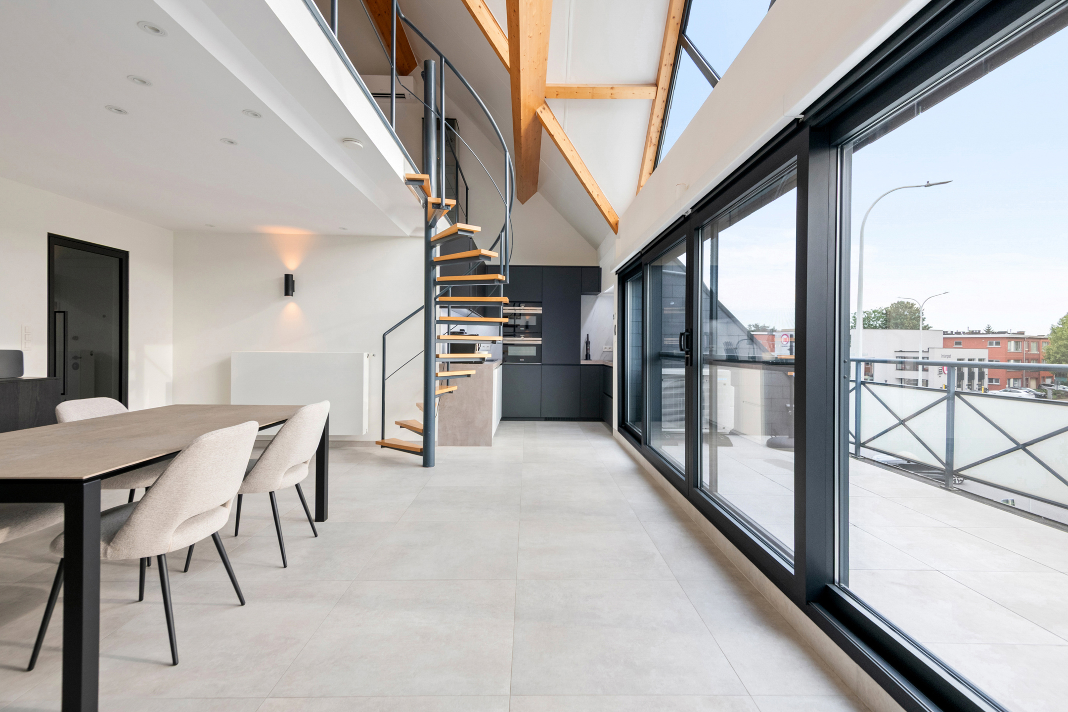 Ruim duplex appartement met 4 slaapkamers + garagebox. - foto 5