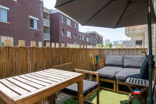 <p><span>HOBOKEN (GROENZUID) | INSTAPKLAAR, RECENT APPARTEMENT MET TWEE SLAAPKAMERS EN TERRAS OP DE EERSTE VERDIEPING | BOUWJAAR 2016 | BEWOONBARE OPPERVLAKTE 82m² | EPC A | </span></p><p><span>Indeling als volgt: inkomhal - berging met aansluiting wasmachine - toilet - leefruimte - open, hyper-geïnstalleerde leefkeuken - badkamer met douche en lavabomeubel - twee slaapkamers (8,5m² & 14m²). </span></p><p><span> </span></p><p><span>Extra troeven: </span></p><ul><li><span>EPC A (78 kWh/m²)</span></li><li><span>Gemeenschappelijke, ruime fietsenstalling</span></li><li><span>Het appartement is zeer centraal en bovendien zeer rustig gelegen, vlakbij winkels en openbaar vervoer</span></li><li><span>Aparte meters voor elektriciteit, gas en water</span></li><li><span>Airco in de leefruimte</span></li><li><span>Elektriciteit conform het AREI</span></li><li><span>Ramen aluminium dubbel glas, vliegenramen aanwezig</span></li><li><span>Mobi-score 8,7/10</span></li><li><span>Appartement vrij bij de akte!</span></li></ul><p><span> </span></p><p><span>Gemeenschappelijke kosten bedragen 115 euro per maand (syndicus, blokpolis, onderhoud, lift, minuterie, ...). Reservekapitaal 12 euro per maand.</span></p><p><span> </span></p>