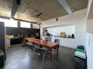 Espace de bureaux aménagé de +/- 168 m² à louer. Excellente accessibilité grâce à sa position géographique à seulement 9 minutes de l'autoroute R0 à la sortie 17 Bruxelles-Centre avec une connexion immédiate à l'E19 et à la Chaussée de Mons (N6). Accès facile par les transports en commun: la gare de Forest-Sud est à peine à 1,6 km. Plusieurs arrêts de bus et de tram sont également accessibles à pied. L'espace est situé au deuxième étage et est divisé en plusieurs bureaux. Il est également équipé d'une cuisine commune, de douches, de sanitaires, d'un ascenseur, d'un système de badge, ... Equipé également de 7 places de parking et d'un parking à vélos. Disponible à partir de septembre 2023. Contactez PANORAMA pour des informations complémentaires, des plans ou une visite de site sans engagement au 02 420 00 00.