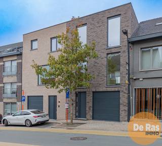 KIJKDAG ZATERDAG 14 FEBRUARI VAN 10u tot 12u (enkel op afspraak!)EREMBODEGEM - Deze prachtige nieuwbouwwoning bevindt zich pal in het centrum van...