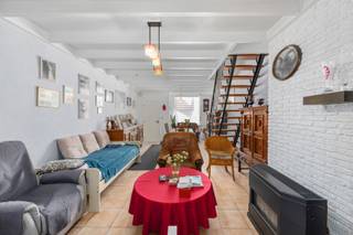 In een rustige en goed gelegen buurt vinden we deze op te frissen woning met veel potentieel en een uitzonderlijk groot perceel van 201 m². Dankzij de grote zonnige tuin is dit de ideale woning voor wie op zoek is naar ruimte en mogelijkheden om alles verder naar eigen smaak aan te passen.

Via een inkomhalletje kom je in de languitgerekte leefruimte. Aansluitend in het verlengde bevindt zich de open keuken, gevolgd door de badkamer en een apart toilet. Nog verder achteraan vinden we een praktische wasruimte en een extra ruimte die perfect kan dienen als berging, verandaruimte of zelf als derde slaapkamer. Door het smalle en diepe perceel ligt alles mooi achter elkaar, wat zorgt voor een verrassend ruime woning.

Op de eerste verdieping bevinden zich twee ruime slaapkamers. Daarboven is er nog een zolderruimte die ideaal is als extra opbergruimte.

Met een bewoonbare oppervlakte van 112 m² en een perceel van maar liefst 201 m² biedt deze woning enorm veel mogelijkheden voor wie op zoek is naar een woning met een grote tuin op een goede locatie. Een ideale kans voor wie ruimte, potentieel en een zonnige tuin belangrijk vindt.

👉 Plan nu je bezoek via jens@keyimmo.be of 0496 41 55 77 en ontdek deze kans in Blankenberge.