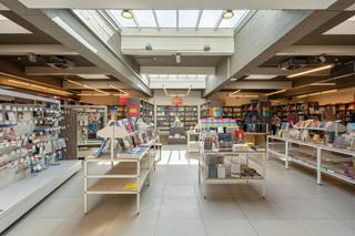 Bent u op zoek naar een ruime handelsruimte (ca 900 m²) op een topligging nabij het treinstation en verschillende campussen? Dan is dit pand aan de Maria-Theresiastraat 2 absoluut een unieke kans ! <br /><br />De handelsruimte is gelegen op de gelijkvloerse verdieping van het gebouw, heeft een oppervlakte van ca. 900 m² en biedt een veelzijdige ruimte die zich perfect leent voor diverse commerciële activiteiten of kantoorfuncties.<br /><br />Dankzij de mooi ogende gevel en het goede onderhoud combineert dit pand uitstraling met modern comfort. Met zijn strategische ligging geniet u van een constante passage en een uitstekende bereikbaarheid. Het treinstation en verschillende campussen bevinden zich op wandelafstand, wat deze handelsruimte bijzonder aantrekkelijk maakt voor zowel klanten als medewerkers.<br /><br />Of u nu kiest voor een winkelconcept, een kantoor of een mix van beide: deze locatie biedt de ideale basis om uw onderneming zichtbaar en succesvol te positioneren in de bruisende binnenstad van Leuven.<br /><br />Is deze handelsruimte of investering echt iets voor jou? Aarzel dan niet en contacteer ons vandaag nog voor een bezoek ter plaatse via Jan Schrijvers via 0495 18 95 81 of janschrijvers@immojanstas.be.<br /><br />Bijkomende info (EPC, bodemattest, stedenbouwkundige inlichtingen,...) kan U hieronder downloaden ↓.