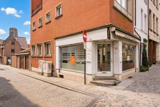 <p><span>Handelsuimte met woonst op toplocatie in stadscentrum </span></p>
<p><span>Deze gelijkvloerse handelsruimte in het hart van Mechelen biedt een mooi ruimte voor uw zakelijke ambities. Gelegen in een centrale omgeving, is deze locatie de perfecte vestigingsplaats voor een winkel, kapsalon, schoonheidssalon, galerij, start-up kantoor of kleinschalige horeca gelegenheid. U kan deze ruimte nog volledig naar wens inrichten en renoveren.<br /><br />Op de hoger geleden verdiepingen kan u uw woonst vestigen, wat er voor zorgt dat u kan wonen en werken in harmonie. Op de verdiepingen heeft u nog vrij spel qua indeling. Afhankelijk van welk woonconcept en idee u houdt kan u wisselen tussen de verdiepingen. Op de eerste verdieping kan u uw leefruimte en keuken inrichten alsook uw badkamer, maar u kan ook hier uw slaapkamers vestigen en op de hoger geleden verdiepingen het leefgedeelte. Zo heeft u dan directe toegang naar een prachtig en privatief dakterras. <br /><br />Onze inpressie beelden zijn slecht een beperkt voorstel van de talloze opties. </span></p>
<p><span>Laat u inspireren door de potentie van deze commerciële ruimte met woonst en maak van dit pand de nieuwe thuis voor zowel uw onderneming als voor uw zelf.</span></p>
