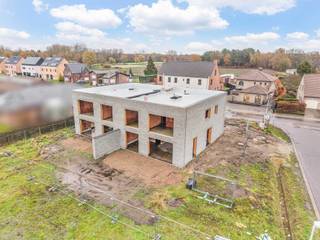 Deze rechterwoning van de 2 halfopen bebouwingen is gelegen in de Lakstraat nummers 70A te Veerle (Laakdal). De woning wordt gebouwd door Lifebouw en werkt voor jou een sleutel-op-de-deur af. Wenst u graag een aanpassing in de badkamer, keukeninrichting of toch een andere wandtegel? Bij een tijdige beslissing en in overleg kan dit naar jouw wensen worden aangepast bij onze partners van de streek.<br />De woningen zijn zeer praktisch ingedeeld en zijn quasi in spiegelbeeld met elkaar te vergelijken. In de rechterwoning komen we op het gelijkvloers binnen via de inkomhal en is er een apart gastentoilet voorzien. Verder komen we in een gezellige living die in open verbinding staat met de eetplaats en de uitgeruste keuken. Een aparte bergruimte en inpandige garage bieden extra pluspunten!<br />Via de trap in de hal is de eerste verdieping bereikbaar waar er naast de nachthal 3 slaapkamers ter beschikking zijn, een ingebouwde dressing, geïnstalleerde badkamer met ligbad, douche en dubbele wastafel, een aparte douchekamer met douche en lavabo, apart toilet en een technisch lokaal.<br />De tuin achteraan wordt afgeleverd met een aangelegd terras en omheining. Vooraan wordt een oprit voorzien om nog een extra wagen te kunnen plaatsen.<br />Enkele +++punten:<br />– energiezuinige woning: max. E30<br />– zonnepanelen<br />– warmtepomp<br />– vloerverwarming<br />– ventilatiesysteem D<br />– regenwaterput 10.000l<br />De woning is gelegen op een centrale locatie en op een boogscheut van Averbode Bos en Heide, alsook gemakkelijke toegangswegen voor een snelle bereikbaarheid.