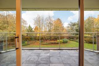 NIVEAU -12 autostaanplaatsen en 1 kelder (in de prijs begrepen).NIVEAU +2Appartement, ingedeeld als volgt:Inkomhal met garderobe en afzonderlijk...