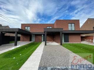 Wens je uw steentje bij te dragen aan het milieu door te investeren in uw droomwoning maar gebouwd op een duurzame, energetische en tot 95% recycleerbare woning !<br />Bekijk dan eens dit kleinschalig project.<br />WY-Projects bouwt er zijn 4de realisatie deze keer te Harelbeke.<br />Dit kleinschalig nieuwbouwproject geeft U alle moderne comfort van woning in een nul energiewoning, die bestaat uit duurzame materialen die nog een recycleerbaar zijn ook.<br />Het project bestaat uit drie gezinswoningen, twee halfopen en een gesloten in het midden en dit volledig afgewerkt.<br />Met volledig bedoelen we dan ook wel volledig : aangelegde opritten, carports, tuin, omheining met bijhorende toegangspoorten en padjes, terrassen, zonnepanelen, enz ... <br />de woningen hebben allen een voortuin met parking en gras achtertuin, 2 regenputten van 10.000 L, geothemische warmtepomp systemen (deze kan U kopen of leasen, er zijn verschillende huurformules, prijzen rond de 110 euro per maand, deze worden geindexeerd) in combinatie met zonnepanelen om uw water op te warmen, voorziening is aangelegd om een laadpaal voor u EV te plaatsen. Ruime berging binnen als buiten.<br />Alle woningen zijn voorzien van 3 slaapkamers en 1 ruime badkamer met ligbad en douche, binnenin kan er geschilderd worden of kan de houtstructuur ruw blijven afhankelijk van de koper zijn wens.<br />Alle drie de woningen hebben een uitweg aan de zijkant of achteraan, zodoende tuinafval gemakkelijk kan worden verwijderd.<br />Oplevering is voorzien rond het zomerverlof van 2025.<br />Er is een modelwoning beschikbaar ter bezichtiging in Sint-Baafs-Vijve (Waregem) ... deze kan mits afspraak worden bezocht ... ontdek de modelwoning per video via deze link.<br />prijzen : vanaf 399.100,00 euro excl. nieuwbouwkosten (+/- 21%)<br />Deze bestaat uit CTL - basisconstructie.<br />Meer info over de CLT woningbouw : CLT uitgelegd door Livios !<br />Voor meer uitleg of een bezoek, aarzel niet om ons te bellen 056705262, optie verkoop, vraag naar Guillaume of Stefan