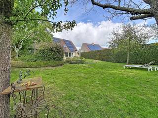 <p>Op zoek naar een ruime woning met een royale tuin en tal van mogelijkheden? Deze karaktervolle woning in Marke combineert een aangename woonoppervlakte met een bijzonder ruim perceel van maar liefst 1.016 m². De woning beschikt over een ruime en lichtrijke leefruimte, een geïnstalleerde keuken en drie slaapkamers. Daarnaast is er een badkamer, twee toiletten en praktische bergruimte en een zolder.</p>
<p>Een absolute troef is de grote, zuidoost georiënteerde tuin van ca. 700 m², waar rust en privacy centraal staan. De gezellige veranda sluit mooi aan bij de leefruimte en vormt een extra plek om volop van de tuin te genieten. Ook het ruime terras van ca. 30 m² nodigt uit tot gezellige momenten buiten.</p>
<p>Verder beschikt de woning over een dubbele garage en twee parkeerplaatsen. Airconditioning, zonnepanelen en elektrische rolluiken zorgen voor extra comfort.</p>
Een ruime woning met een uitzonderlijk groot perceel, gelegen in een aangename woonomgeving in Marke en met alle troeven om er een fijne thuis van te maken.<br /><br />Extra troeven<br /><br />
<ul>
<li>airco</li>
<li>gedeeltelijke vloerverwarming</li>
<li>zonnepanelen</li>
<li>elektrische rolluiken</li>
<li>privatieve tuin</li>
<li>rustige ligging</li>
<li>nabij belangrijke invalswegen, winkels, scholen</li>
<li>mits kleine aanpassing kan EPC naar C (Simulatie beschikbaar)</li>
<li>instapklaar</li>
</ul>
<br />Deze woning is te koop ZONDER makelaar via het concept van Smart Houses. Wenst u verdere inlichtingen of een bezoek? Contacteer rechtstreeks de eigenaar via +32475243936