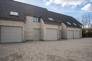 Deze woning is gelegen in een woonerf van 7 woningen en voorzien van terras en tuin van 70m². <br /><br />Op het gelijkvloers bevinden zich de inkomhal met bezoekerstoilet, leefruimte met open ingerichte keuken en afzonderlijke berging. De trappenhal brengt ons naar de 1e verdieping waar zich 3 slaapkamers bevinden, afzonderlijk toilet en badkamer voorzien van inloopdouche. De tuin is zeer onderhoudsvriendelijk en uitgerust met maairobot. <br /><br />Voorzien van bijhorende garage en extra staanplaats. De woning is zeer energiezuinig en uitgerust met zonnepanelen. Beperkte syndickost van €20/maand. Beschikbaar vanaf 1 september 2026.<br /><br />Voor meer informatie of een vrijblijvend bezoek neem contact op met ons kantoor op het nummer 055/59 50 10 of via mail stefanie@vastgoedbrowaeys.be<br />