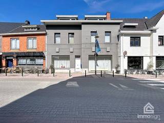 PLUSPUNTEN:<br />+ Handelsoppervlakte: 138 m²<br />+ Toplocatie in het centrum van Bocholt<br />+ Multifunctionele handelsruimte<br />+ Veel passage, uitstekende bereikbaarheid<br />+ Ruime ontvangstruimte<br />+ onmiddellijk beschikbaar<br /><br />ALGEMEEN:<br />Op zoek naar een locatie waar jouw zaak onmiddellijk opvalt? Dit veelzijdige handelspand van 138 m² bevindt zich op een absolute A-locatie in het centrum van Bocholt, langs de druk bezochte Dorpsstraat.<br /><br />Dankzij de brede vitrine en de uitstekende zichtbaarheid geniet jouw onderneming dagelijks van maximale exposure. Het pand biedt een flexibele indeling waardoor het geschikt is voor tal van activiteiten: retail, showroom, kantoor, dienstverlenende beroepen, fitness- of welzijnsconcepten, praktijkruimte en meer.<br /><br />Bij het betreden van het pand kom je terecht in een ruime en lichtrijke ontvangstruimte die meteen een professionele indruk nalaat. Verder beschikt het pand over meerdere functionele ruimtes, een kitchenette, sanitaire voorzieningen en bijkomende faciliteiten die eenvoudig kunnen worden aangepast aan jouw specifieke activiteit.<br /><br /><strong>Waarom kiezen voor deze locatie?</strong><br /><br />✓ Centrale ligging in het commerciële hart van Bocholt<br />✓ Handelsoppervlakte van 138 m²<br />✓ Grote etalage met uitstekende zichtbaarheid<br />✓ Onmiddellijk beschikbaar<br />✓ Veelzijdig inzetbaar voor diverse commerciële activiteiten<br />✓ Professionele uitstraling met ruime ontvangstruimte<br />✓ Inclusief kitchenette, sanitair en extra bergruimte<br /><br />Of je nu een nieuwe zaak lanceert, jouw huidige activiteit wilt uitbreiden of op zoek bent naar een zichtbare locatie voor jouw dienstverlening: dit pand biedt de ruimte en flexibiliteit om jouw ondernemersplannen waar te maken.<br /><br />INDELING:<br />+0: ontvangstruimte, grote ruimte vooraan, bureau, lockerruimte, keuken, toilet, badkamer, bergruimte<br /><br />CONTACT:<br />Wenst u een afspraak te maken voor een vrijblijvend bezoek? Bel ons of stuur een mail zodat wij u vervolgens direct kunnen verder helpen.<br /><br />SUCCESVOL VERHUREN?<br />Dankzij succesvolle transacties zijn wij steeds op zoek naar nieuw aanbod. Overweegt u te verkopen of te verhuren? Informeer vrijblijvend naar onze werkwijze.<br /><br />HOUD ME OP DE HOOGTE:<br />Niet gevonden wat u zocht? Schrijf u gratis in op onze website zodat u vrijblijvend op de hoogte wordt gebracht van nieuw aanbod: https://www.immosign-plus.be/nl/hou-me-op-de-hoogte/