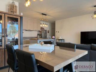 Energiezuinig nieuwbouwappartement met twee slaapkamers en overdekt terras te Herenhout. <br /><br />Dit appartement bestaat uit een inkomhal, open keuken, berging/wasplaats, woonkamer, gastentoilet, badkamer (voorzien van douche en dubbele wastafel), twee ruime slaapkamers, overdekt terras, kelderberging en ondergrondse garagebox. <br /><br />De huurprijs bedraagt 1.030 euro per maand. <br />Er zijn geen gemeenschappelijke kosten! Alle verbruik is individueel. <br /><br />Dit appartement is beschikbaar vanaf 1 april 2026.<br />De EPC-waarde bedraagt 13 kWh/m²jaar (Label A)<br /><br />Meer info vindt u op www.debaco.be of bel ons op 014/73.77.77 voor een bezoek ter plaatse!