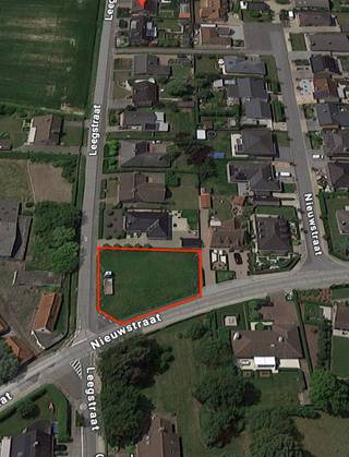 Dit mooi gelegen perceel bouwgrond op 781m² bevindt zich op een boogscheut van het centrum van Oostrozebeke, wordt te koop...