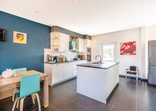 In een kleinschalige residentie die gelegen is op de Veurnestraat 116 (De Panne), stellen wij u dit instapklare appartement op de eerste...