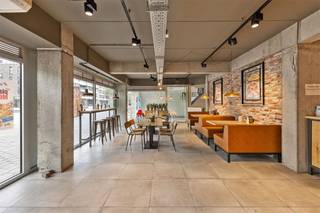 Gelegen op een AAA-locatie in het hart van Ninove, vlak tegenover het drukbezochte Ninia Shopping Center. Dit goed omvat commercieel gelijkvloers +...