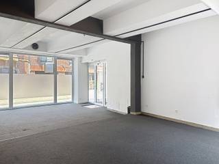 Unieke investeringskans in het hart van Bilzen!<br /><br />In het bruisende centrum van Bilzen, op de toplocatie Korenstraat 6 en Korenstraat 8, is dit uitzonderlijk vastgoedproject te koop. Het betreft 1 handelshuis, opgedeeld in twee appartementen en één handelspand. Hier woont en onderneemt u midden in het stadsleven, met winkels, horeca, openbaar vervoer en alle voorzieningen op wandelafstand.<br /><br />Het pand omvat momenteel:<br />- Een 1-slaapkamerappartement<br />- Een 2-slaapkamerappartement<br />- Een commercieel handelspand<br /><br />Dit geheel biedt tal van mogelijkheden:<br /><br />- Een totaalrenovatieproject om het pand naar hedendaagse normen te brengen.<br />- Herontwikkeling tot een nieuwbouwproject, mits het bekomen van de nodige vergunningen.<br /><br />Met zijn strategische ligging en het potentieel voor waardecreatie is dit een ideale investering voor wie streeft naar een aantrekkelijk rendement.<br /><br />Grijp deze unieke kans en investeer vandaag in vastgoed met toekomst!<br /><br />Kan jij niet wachten om het pand zelf te bewonderen? Contacteer ons voor een afspraak via 0485 / 47 99 71 of sabine.janssens@living-stone.be