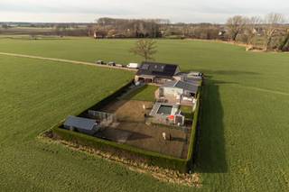 INDELINGGELIJKVLOERSInkomhal met vestiaireruimte en omvormer van de zonnepanelen. Toiletruimte. Woonkamer met sierhaard en bureauruimte. Keuken...