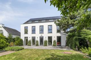 Op een sublieme locatie, met adembenemend zicht over de uitgestrekte polders en schilderachtige kreken, presenteren wij u deze recente en...