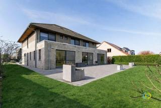 Ontdek deze unieke villa, gelegen in een rustige straat te midden van een uitgestrekt weiland schap. De villa werd kwalitatief gebouwd in 2009 en...