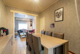 Wie op zoek is naar een gezinswoning die nog naar eigen smaak gezet kan worden is hier aan het juiste adres. De woning is gelegen op een centrale locatie te Stasegem en geniet bijgevolg een uitstekende verbinding met voorzieningen.<br /><br />De inkomhal biedt toegang tot de lichtrijkewoonkamer. De hoge plafonds vallen meteen op. Achterliggend bevindt zich een ruime leefkeuken met voldoende plaats voor een eethoek. Achteraan bevindt zich de badkamer (wordt momenteel vernieuwd) en een praktische berging. <br /><br />Op de eerste verdieping zijn 3 ruime, op te frissen slaapkamers. Via de vaste trap begeeft u zich naar de zolderverdieping waar eveneens een slaapkamer voorzien kan worden.<br /><br />De woning beschikt over een leuke tuin en achteraan een garagebox dewelke te bereiken is via de uitweg.<br /><br />EPC: 624 kWh/(m²/jaar) - UC: 3159910<br />Referentie: YP/25070/K