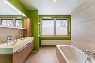 Op een uitstekende hoeklocatie in het hart van Nevele bevindt zich dit veelzijdige en karaktervolle pand dat wonen en werken naadloos...