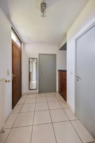 <p>Deze riante villa met 3 slaapkamers, mogelijk om een 4 slaapkamer te maken, ligt in een rustige woonwijk in Halle, op aangename wandelafstand van het centrum, scholen, winkels en openbaar vervoer. Je geniet hier van een mooie combinatie van ruimte, comfort en een praktische ligging.</p><p>Via de inkomhal kom je in de lichtrijke leefruimte met zithoek en eetplaats. De grote raampartijen zorgen voor veel natuurlijk licht en bieden een mooi zicht op de tuin. Aansluitend vind je de keuken, die beschikt over voldoende werk- en opbergruimte.</p><p>De woning telt meerdere ruime slaapkamers en een badkamer. Werk je graag van thuis uit? Dan is er een afzonderlijk bureel voorzien met zicht op het groen van de tuin – een rustige en aangename plek om te werken.</p><p>Buiten geniet je van de tuin en het terras, waar het heerlijk vertoeven is in alle rust.</p><p>Daarnaast heeft de woning een<strong> gunstige energieprestatie met een EPC-label B</strong>, wat zorgt voor een energiezuinige en comfortabele woonomgeving.</p><p>Kortom, een ruime villa met veel potentieel en een uitstekende ligging in Halle, op wandelafstand van het centrum en tal van voorzieningen.</p><p><br /></p>