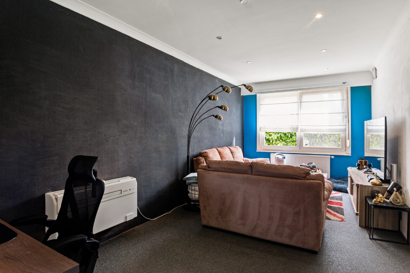 Ruime woning met 3 à 4 slpk., garage en oprit op een perceel van 702 m² - foto 2