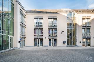 A 200m de la Grand Place, dans une cour intérieure au calme, lumineux appartement dans une copropriété bien gérée.L'appartement est composé d'un hall...